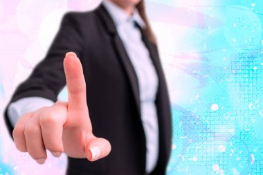 Bulanık Kalemle İşle İlgili Özellikleri Belirten Kişi. Önemli Ayrıntıları Seçme ve Dijital Uygulama Üzerine Dokunma Ekranı Tartışması.