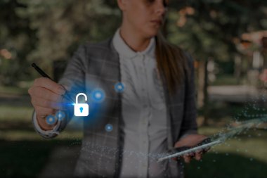 Sanal ekrandaki en son dijital teknoloji koruma veri asma kilidi güvenliğinin grafikleri. Güvenliğe Kilitli İş Adamı.