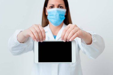 Tıbbi Gecelik Giyen, Ameliyat Eldiveni Giyen, Farklı Açı Atışları Boş Yapıştırma Kağıt Aksesuarlarıyla Çekilen Modern Akıllı Telefon