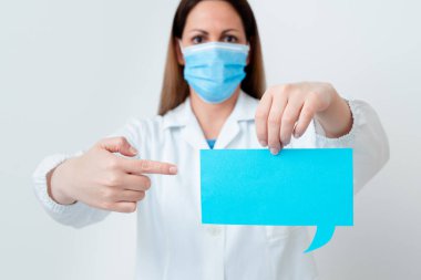 Tıbbi Gecelik Giyen, Ameliyat Eldiveni Giyen, Farklı Açı Atışları Boş Yapıştırma Kağıt Aksesuarlarıyla Çekilen Modern Akıllı Telefon