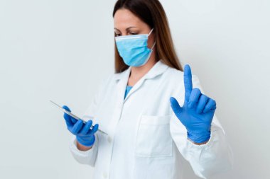 Tıbbi Gecelik Giyen, Ameliyat Eldiveni Giyen, Farklı Açı Atışları Boş Yapıştırma Kağıt Aksesuarlarıyla Çekilen Modern Akıllı Telefon