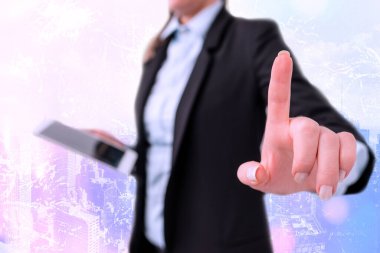 Bulanık Kalemle İşle İlgili Özellikleri Belirten Kişi. Önemli Ayrıntıları Seçme ve Dijital Uygulama Üzerine Dokunma Ekranı Tartışması.