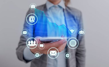 Erkek Akıllı Telefon Yükselen Eğilimler Performans Çubuğu Grafik Geliri Artırıyor. Yükselen Artan Hareket, Yükselen Finansal Hisse Çizelgesi Durum Raporu Gösteriliyor.