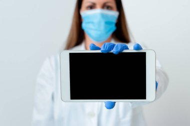 Tıbbi Gecelik Giyen, Ameliyat Eldiveni Giyen, Farklı Açı Atışları Boş Yapıştırma Kağıt Aksesuarlarıyla Çekilen Modern Akıllı Telefon