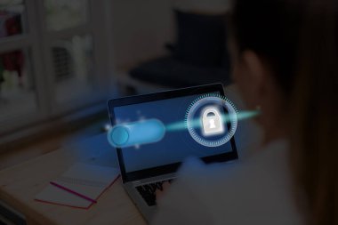 Sanal ekrandaki en son dijital teknoloji koruma veri asma kilidi güvenliğinin grafikleri. Güvenliğe Kilitli İş Adamı.