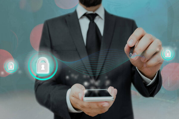 Графика новейших цифровых технологий защиты данных навесной замок безопасности на виртуальном дисплее. Бизнесмен с замком на замке
.