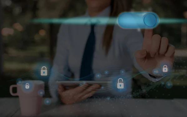Grafiken der neuesten digitalen Technologie zum Schutz von Daten Vorhängeschloss-Sicherheit auf dem virtuellen Display. Geschäftsmann mit Schloss zu sichern. — Stockfoto