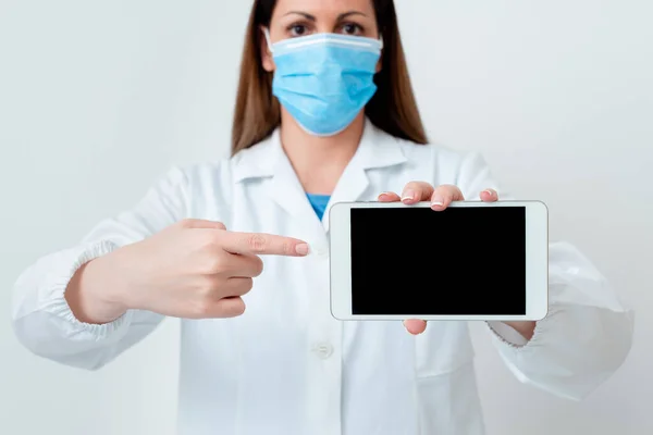 Orvosi kesztyűt viselő személy Sebészeti Maszk Különböző szögből készült felvételek Üres matrica papír kiegészítők Modern okostelefon — Stock Fotó