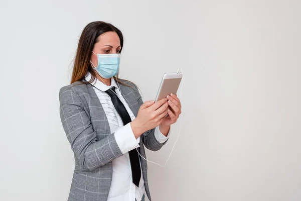 Persona que usa máscara facial con guantes quirúrgicos que muestra un conjunto de engranajes médicos de precaución para la información de conciencia de riesgo para la salud — Foto de Stock