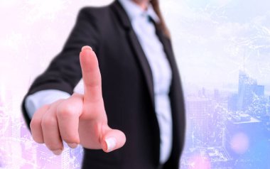 Bulanık Kalemle İşle İlgili Özellikleri Belirten Kişi. Önemli Ayrıntıları Seçme ve Dijital Uygulama Üzerine Dokunma Ekranı Tartışması.