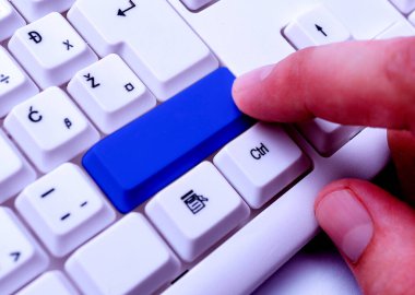 Not ve Klavyeli İş Konsepti. Boş Kopya Boşluğu Beyaz Kopyalama Cpace 'inin üzerinde Renkli Pc Mock Klavyesini Yapıştır. Metin İletisi için Boş Model Boşluğu.