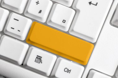 Boş kopya alanı arkaplan kopyalama alanının üzerinde düzenlenmiş olan yeniden renklendirilmiş PC model klavye. Not ve klavyeli iş konsepti. Tanıtım içeriği için boş model alanı