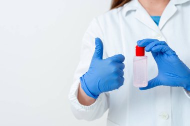 Laboratuvar Deneyi için Tıbbi Cübbe Eldiveni Giyen Adam. Sağlık Durumu Analizi İçin Kan Test Tüpü Tutuluyor