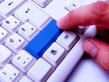 Not ve Klavyeli İş Konsepti. Boş Kopya Boşluğu Beyaz Kopyalama Cpace 'inin üzerinde Renkli Pc Mock Klavyesini Yapıştır. Metin İletisi için Boş Model Boşluğu.