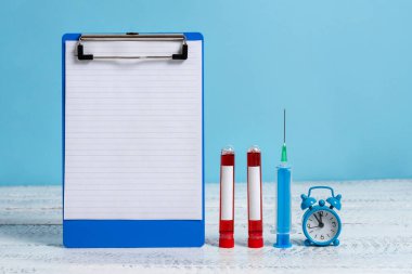 Laboratuvar test tüplerinde çıkarılan insan kanı örneklerini göster. Tıbbi Aksesuarlar ve BiyoTeknoloji Konsepti