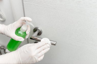 Elektronik cihazlara uygulanan antiseptik, dezenfekte ajanları ile enfeksiyon kontrolü. Sağlık Bilinci Konsepti