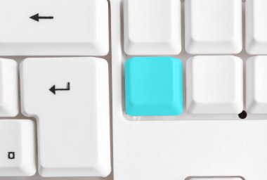 Boş kopya alanı arkaplan kopyalama alanının üzerinde düzenlenmiş olan yeniden renklendirilmiş PC model klavye. Not ve klavyeli iş konsepti. Tanıtım içeriği için boş model alanı