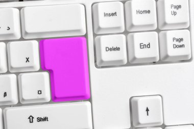 Boş kopya alanı arkaplan kopyalama alanının üzerinde düzenlenmiş olan yeniden renklendirilmiş PC model klavye. Not ve klavyeli iş konsepti. Tanıtım içeriği için boş model alanı