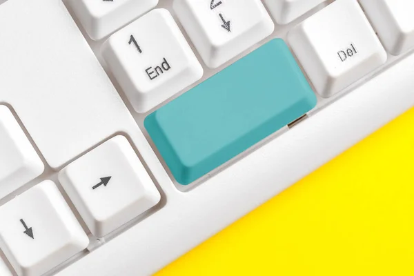 Business Concept con note e tastiera PC. Colorato PC Mock Up tastiera con spazio vuoto Copia sopra bianco Copia Cpace. Spazio vuoto per il messaggio testuale. — Foto Stock