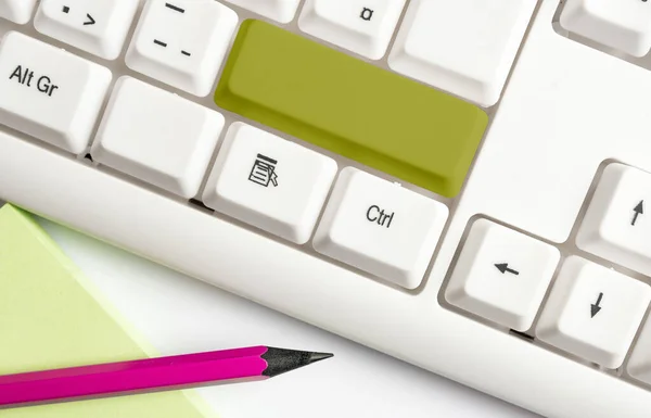 Affärsidé med anteckningar och PC-tangentbord. Färgglada Pc Mock Up tangentbord med tom kopiera utrymme ovanför vit kopiera tempo. Blank Mockup utrymme för textmeddelande. — Stockfoto