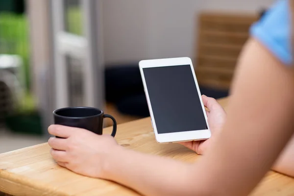 Manos sosteniendo Smartphone Digital con pantalla de espacio de copia en blanco para simular contenido promocional en el fondo de estilo de vida moderno — Foto de Stock