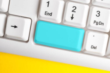 Boş kopya alanı arkaplan kopyalama alanının üzerinde düzenlenmiş olan yeniden renklendirilmiş PC model klavye. Not ve klavyeli iş konsepti. Tanıtım içeriği için boş model alanı