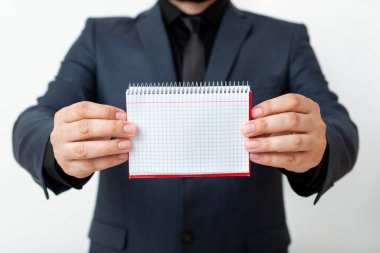 Model Giyinen İşletme Giyimi Değişik Açı Atışlar Tutucu Boş Not Defteri Kağıt Aksesuarları ve Modern Gadget