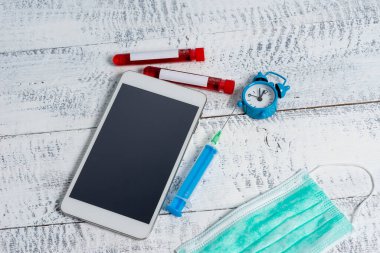 Laboratuvar test tüplerinde çıkarılan insan kanı örneklerini göster. Tıbbi Aksesuarlar ve BiyoTeknoloji Konsepti