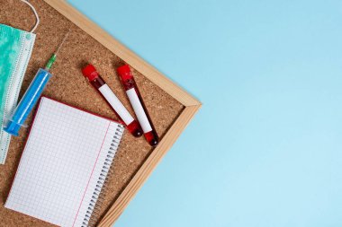 Laboratuvar test tüplerinde çıkarılan insan kanı örneklerini göster. Tıbbi Aksesuarlar ve BiyoTeknoloji Konsepti