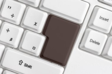 Boş kopya alanı arkaplan kopyalama alanının üzerinde düzenlenmiş olan yeniden renklendirilmiş PC model klavye. Not ve klavyeli iş konsepti. Tanıtım içeriği için boş model alanı