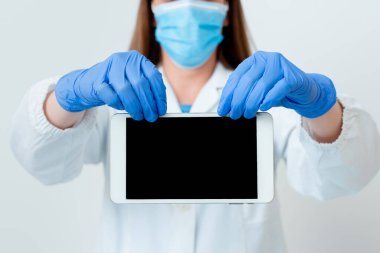 Tıbbi Gecelik Giyen, Ameliyat Eldiveni Giyen, Farklı Açı Atışları Boş Yapıştırma Kağıt Aksesuarlarıyla Çekilen Modern Akıllı Telefon