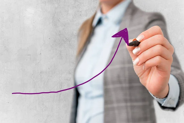 Ilustración de la curva de la punta de flecha que enfrenta el aumento ascendente que denota el desarrollo de la mejora del logro del éxito. Gráfico de flecha digital simboliza el crecimiento —  Fotos de Stock