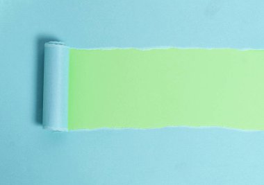 Çalar saati ve çivileri ahşap masanın üzerine yerleştirilmiş rulo şeklinde sökülmüş karton. Ahşap bir zemindeki kalın yırtık kağıt. Flat Lays Fotoğrafçılığı Düzenleme Sanatsal Yolu