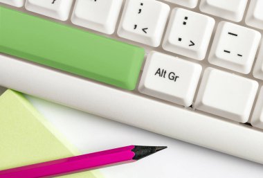 Boş kopya alanı arkaplan kopyalama alanının üzerinde düzenlenmiş olan yeniden renklendirilmiş PC model klavye. Not ve klavyeli iş konsepti. Tanıtım içeriği için boş model alanı