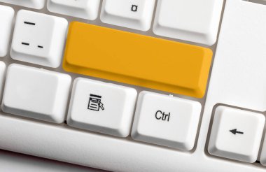 Boş kopya alanı arkaplan kopyalama alanının üzerinde düzenlenmiş olan yeniden renklendirilmiş PC model klavye. Not ve klavyeli iş konsepti. Tanıtım içeriği için boş model alanı