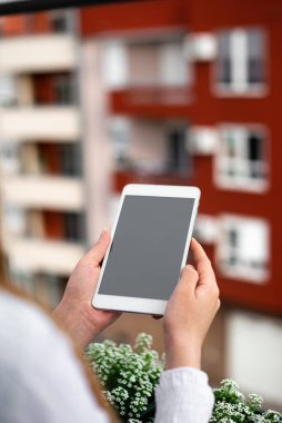 Modern Yaşam Tarzı İçeriği İçin Boş Kopyalama Ekranı ile Eller Dijital Akıllı Telefonu Tutuyor