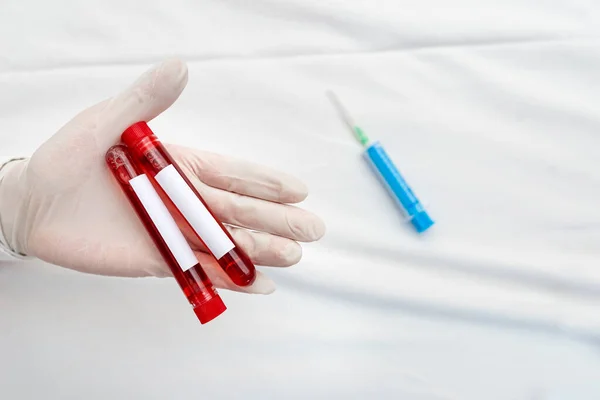 研究室の技術者は、健康リスク診断ツールのための抽出されたヒト血液サンプルの試験管を保持.医学研究分析概念 — ストック写真