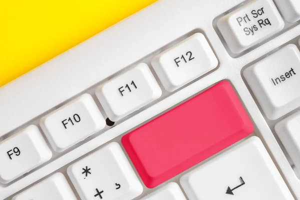 Zakelijk concept met notities en pc-toetsenbord. Kleurrijke Pc Mock Up Keyboard met lege kopieerruimte boven witte kopieerruimte. Blanco Mockup Ruimte voor Tekstuele Boodschap. — Stockfoto