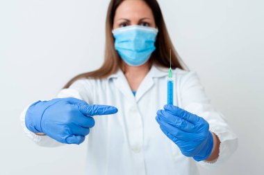 Laboratuvar Deneyi için Tıbbi Cübbe Eldiveni Giyen Adam. Sağlık Durumu Analizi İçin Kan Test Tüpü Tutuluyor