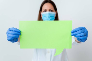 Tıbbi Gecelik Giyen, Ameliyat Eldiveni Giyen, Farklı Açı Atışları Boş Yapıştırma Kağıt Aksesuarlarıyla Çekilen Modern Akıllı Telefon