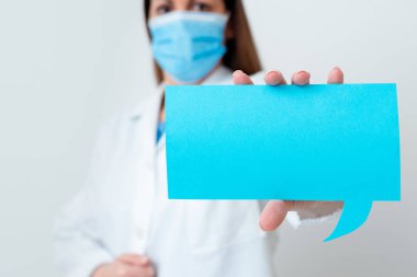 Tıbbi Gecelik Giyen, Ameliyat Eldiveni Giyen, Farklı Açı Atışları Boş Yapıştırma Kağıt Aksesuarlarıyla Çekilen Modern Akıllı Telefon