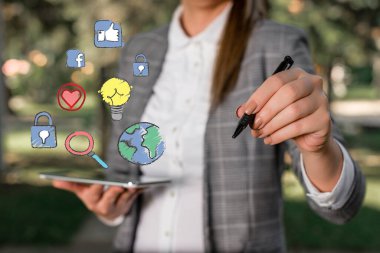 Bilgi Bilgisayarlaştırma Resimlerini Bilgisel Elementlerle Beleş Skeç Gösteriyor. Dijital Teknoloji, Sosyal Medya Ağı, İletişim, İş, Finansal Simgeler Konsepti