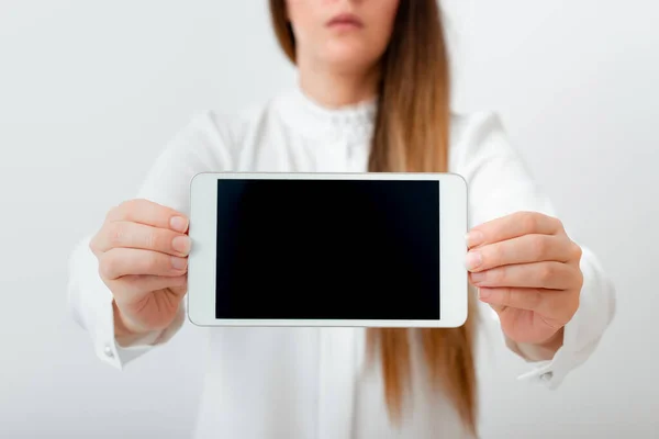 Model dragen Zakelijkheid Corporate Attire Illustreren Verschillende Hoekfoto 's Holding Lege Copy-Ruimte van Notebook Paper Accessoires En Moderne Gadget — Stockfoto