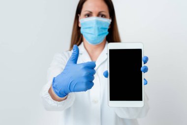 Tıbbi Gecelik Giyen, Ameliyat Eldiveni Giyen, Farklı Açı Atışları Boş Yapıştırma Kağıt Aksesuarlarıyla Çekilen Modern Akıllı Telefon