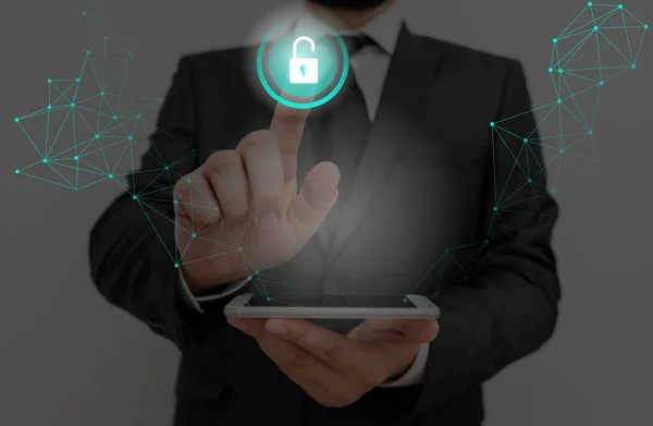 Gráficos de la última tecnología digital de protección de datos candado de seguridad en la pantalla virtual. Empresario con cerradura para asegurar . — Foto de Stock