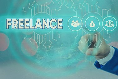 Serbest Çalışmayı gösteren bir not yazıyorum. Farklı firmalarda çalışan iş fotoğrafı gösterimi kalıcı sistem yöneticisi denetimi olmak yerine, dişli yapılandırma araçları konsepti.