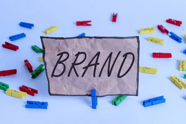 Texte Word Brand. Concept d'entreprise pour le nom identifie un vendeur bon comme distinct de ceux de l'autre vendeur Papiers à pinces à linge colorées rappel vide fond blanc bureau. — Photo