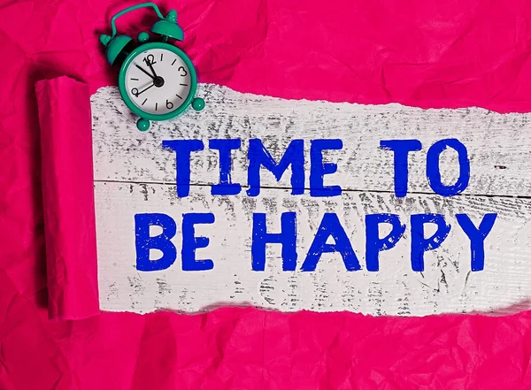 Slovo psaní textu Time To Be Happy. Obchodní koncept pro smysluplnou práci Pracovníci s účelem Štěstí pracoviště Rolled roztrhaný karton umístěný nad dřevěným klasickým stolním pozadím. — Stock fotografie