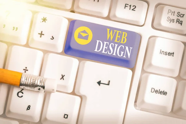 Schreibnotiz, die Webdesign zeigt. Business-Foto präsentiert Website-Erstellung mit Layout, Inhalt und Grafiken Weiße PC-Tastatur mit leerem Notizpapier über weißem Kopierraum. — Stockfoto