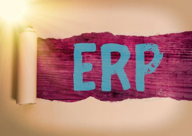 El yazısı Erp. Erp. İş süreçleri için kurumsal kaynak planlaması merkezileştirilmiş veritabanı kavramı. Yırtılmış karton rulo halinde klasik bir masa arkaplanının üzerine yerleştirilmiş..
